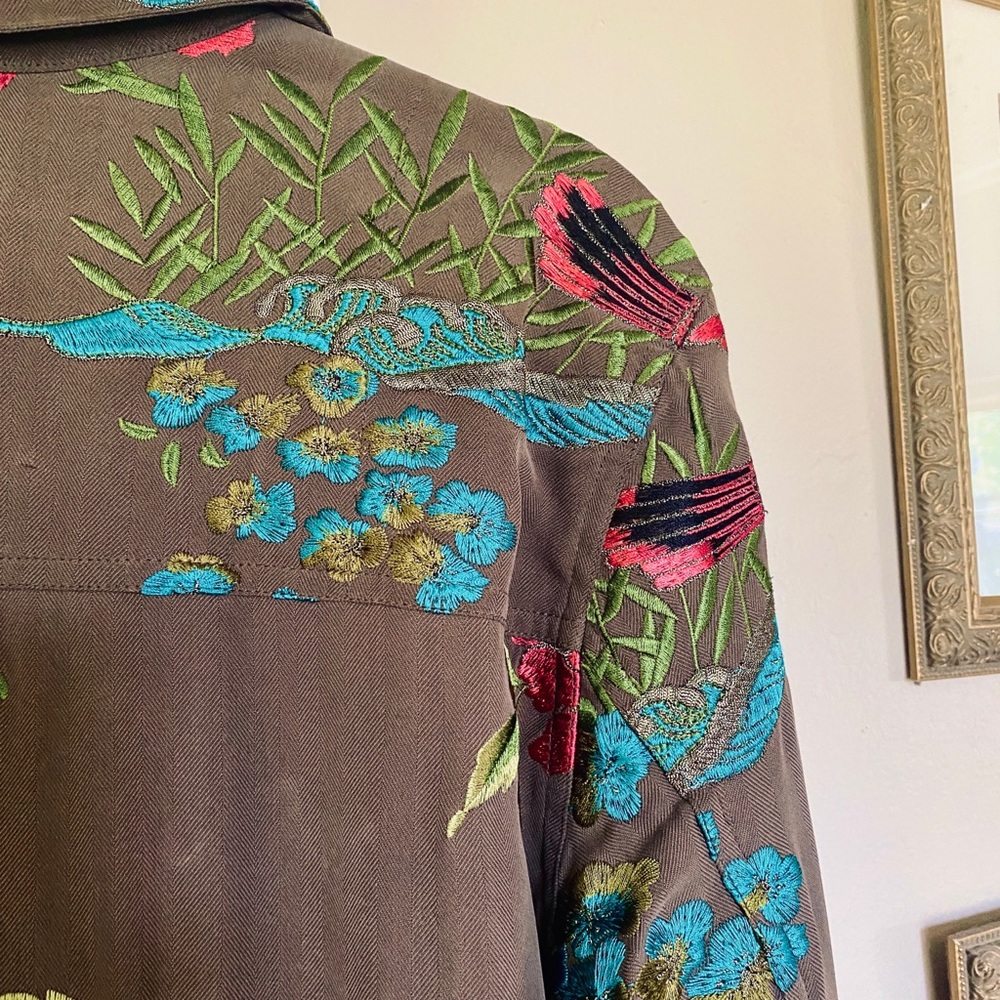 Beautiful 🌺 Embroidered SILK floral bird fitted blouse / jacket. - Picture 8 of 9